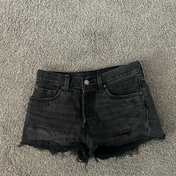 Classic Levi 501 Booty shorts in black! - Picture 4 of 4